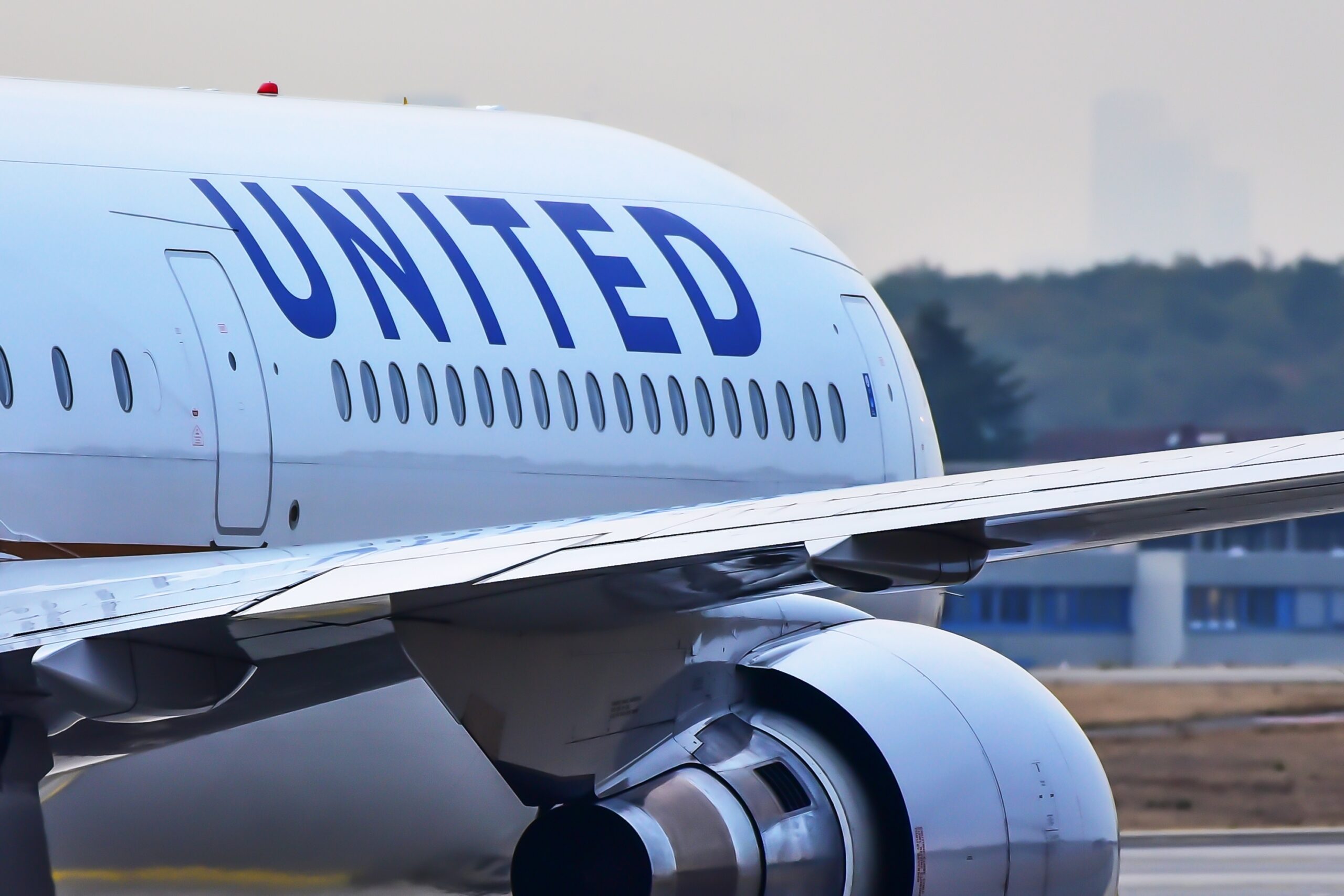 a united airlines widebody plane