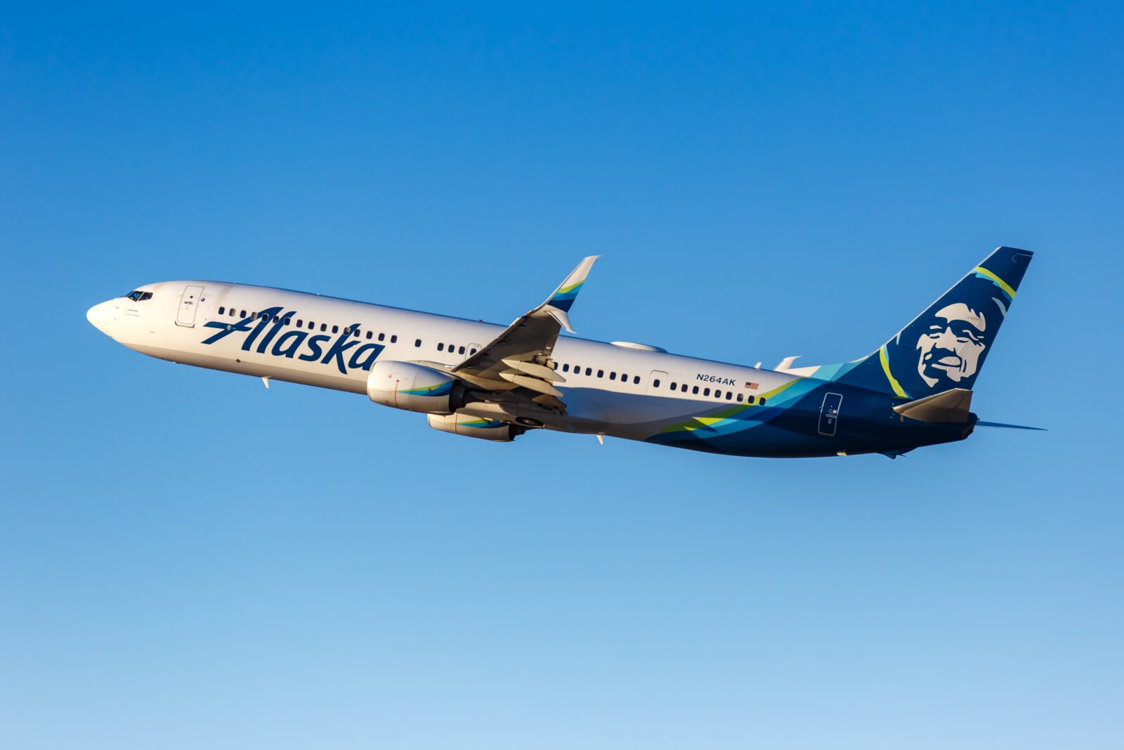 an alaska airlines boeing 737 flying in the sky