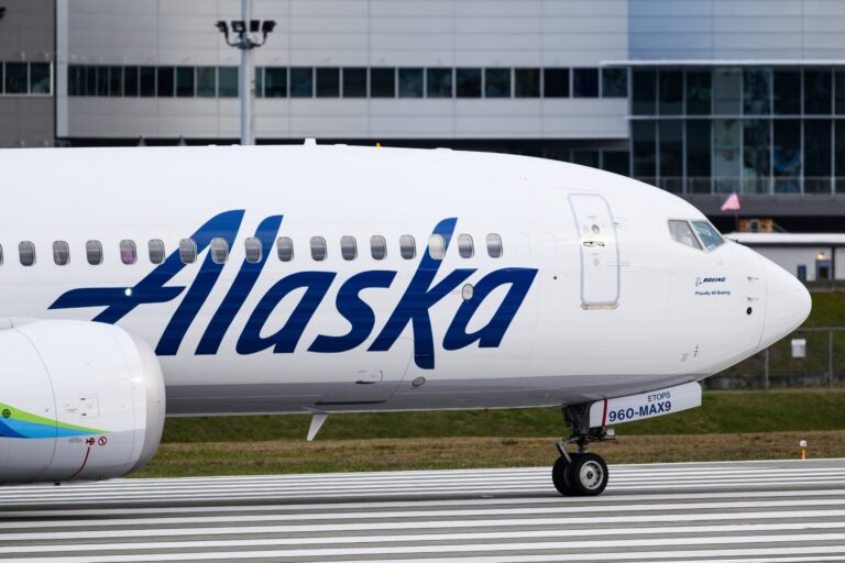 an alaska airlines 737